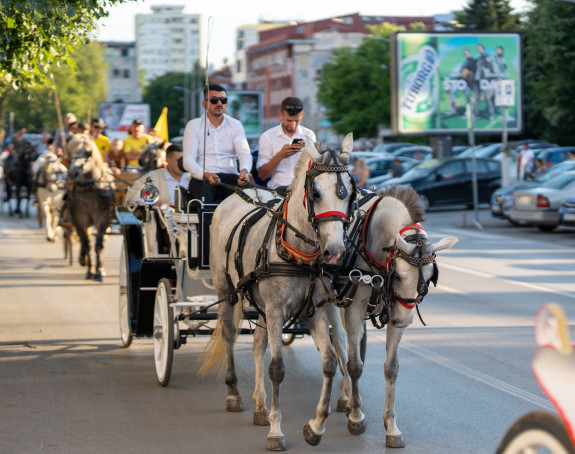 Tradicija živi: Defile kočija prodefilovao kroz Banjaluku