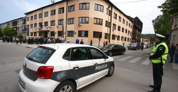 Maloljetnik slao lažnu dojavu o bombi u školi
