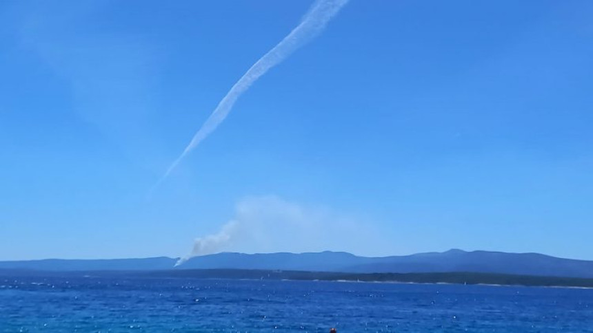 Požar na Hvaru, rasplamsava ga bura, gasi kanader