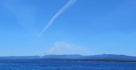 Požar na Hvaru, rasplamsava ga bura, gasi kanader