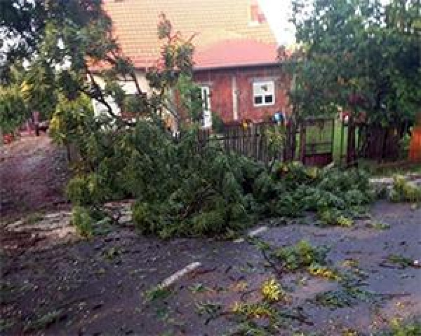 Nevrijeme sa gradom pogodilo Raču i Topolu