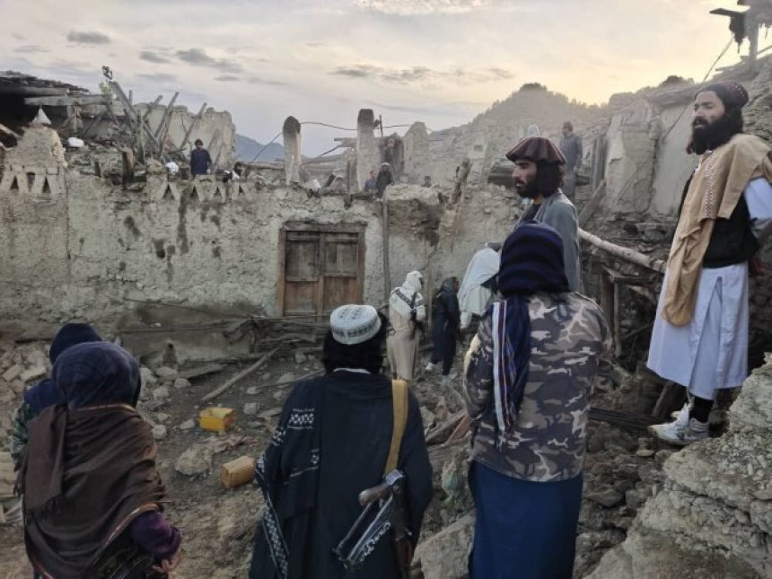 У земљотресу у Авганистану 950 погинулих
