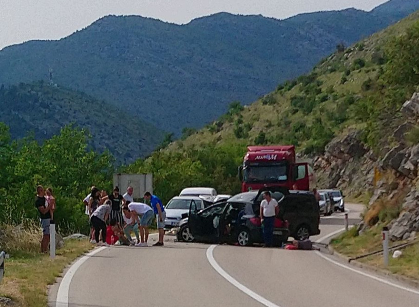 Povrijeđeno šest osoba u teškom udesu kod Trebinja