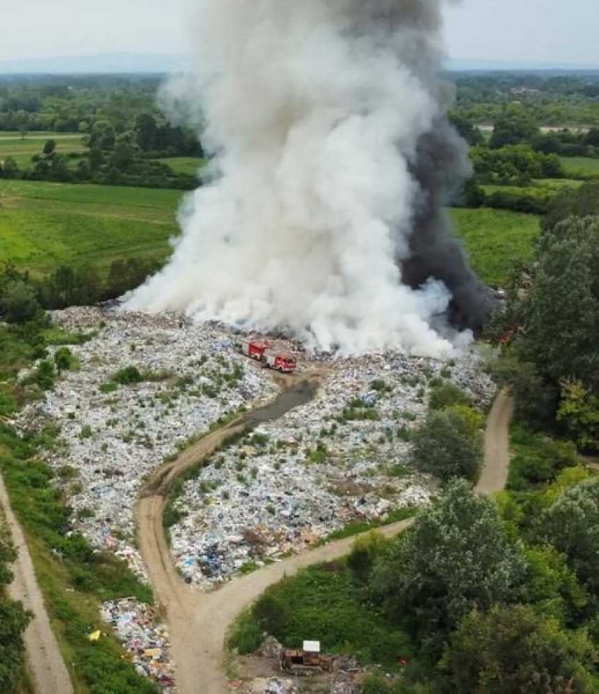Srbac: Gori divlja deponija, građani se guše u dimu