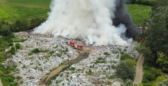 Srbac: Gori divlja deponija, građani se guše u dimu