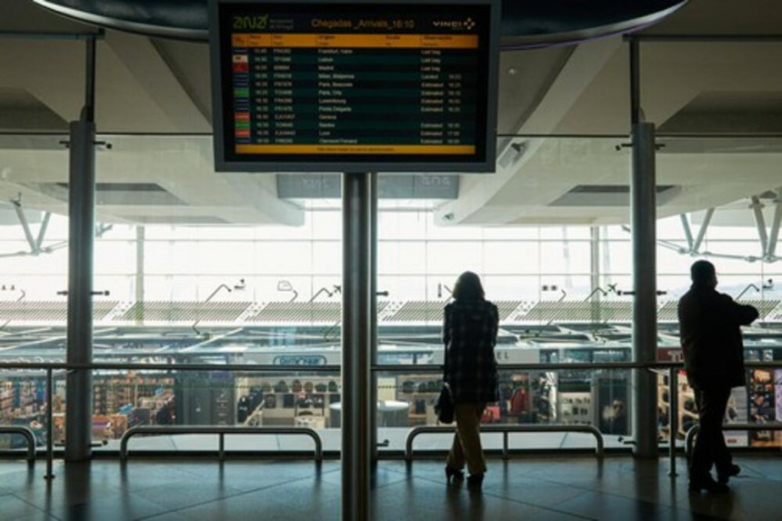 Putnici iz Srbije zaglavljeni na dva aerodroma