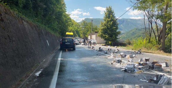 Konjic: Gajbe piva pale sa kamiona i rasule se na putu
