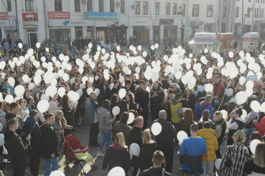 Бијели балони у знак сећања на страдале младиће