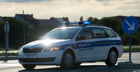 Muž pokušao vozilom ubiti vlastitu suprugu