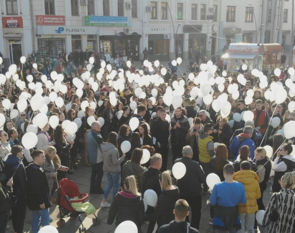 Bijeli baloni u znak sećanja na stradale mladiće