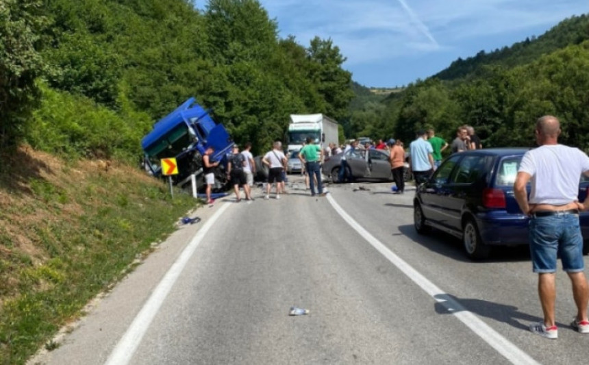 Sudar šlepera i automobila na prevoju Komar