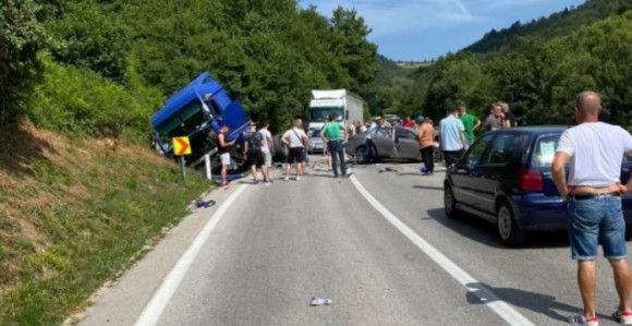 Sudar šlepera i automobila na prevoju Komar