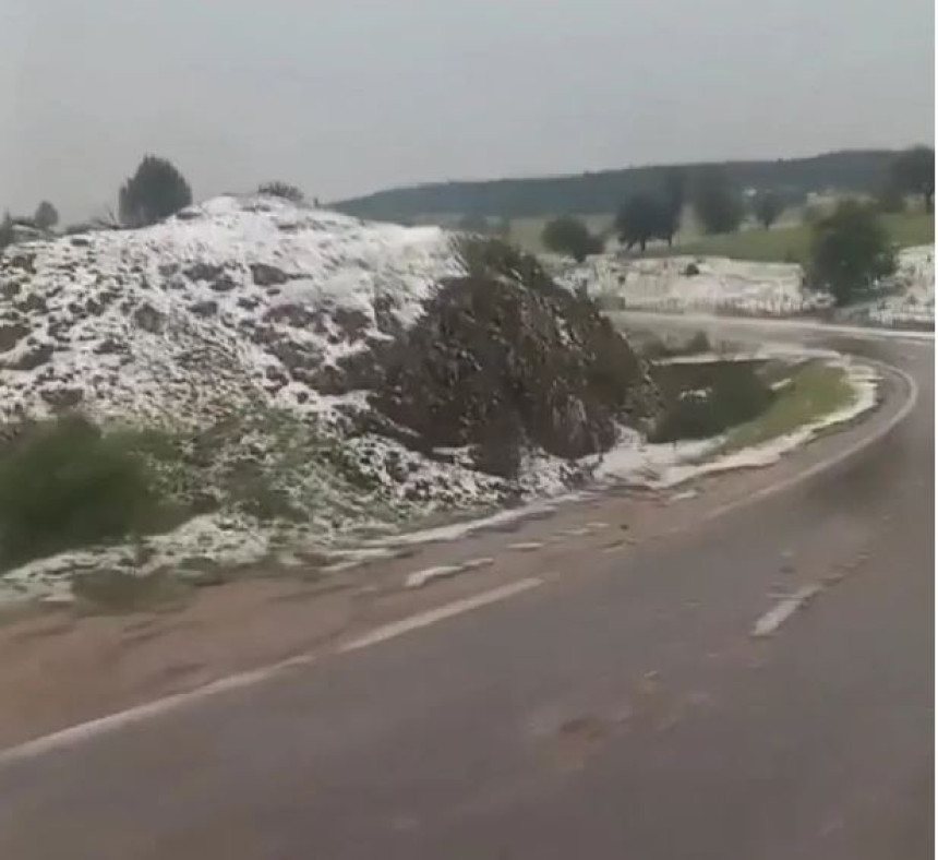 Jako nevrijeme u Sokocu: Grad zabijelio krovove