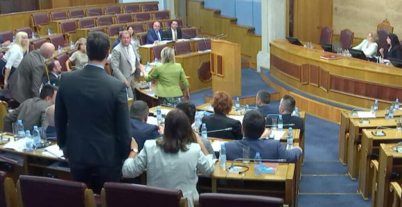 "Nemojte da se dignem da mu nos slomim" (VIDEO)