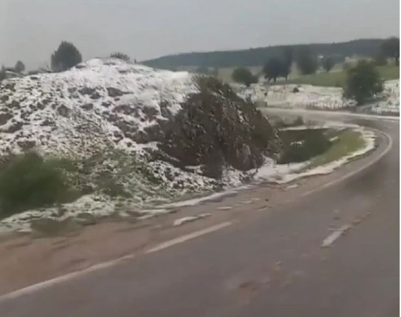 Jako nevrijeme u Sokocu: Grad zabijelio krovove