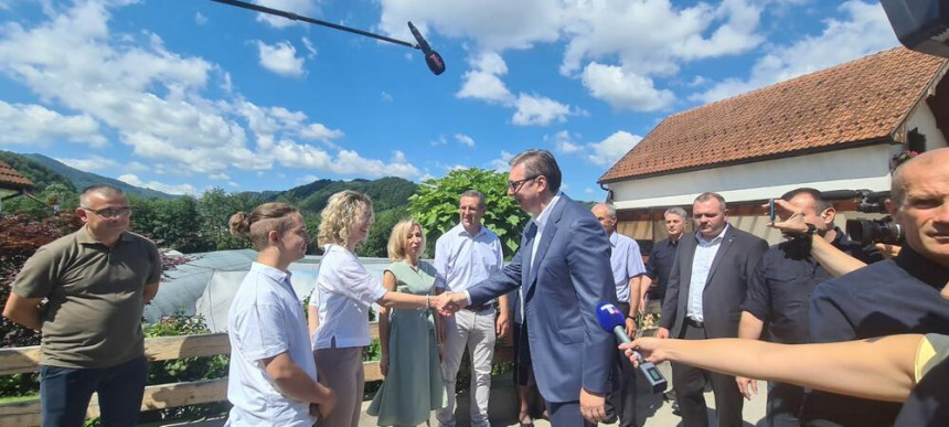 Vučić u Ivanjici, posjetio porodičnu firmu "Floriva"