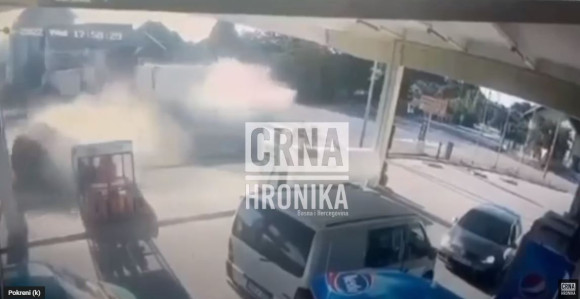 Kamere snimile stravični sudar cisterne i vozila