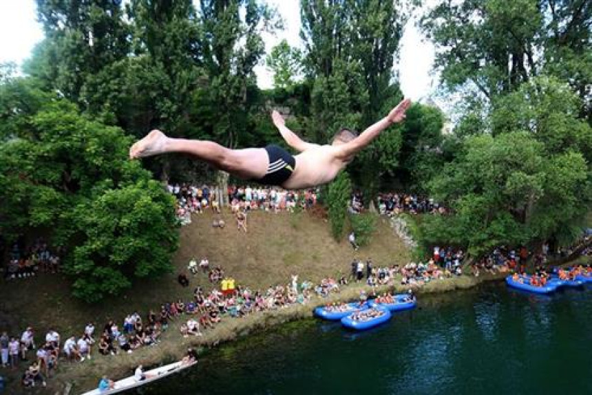 Skokovima u rijeku Vrbas počelo "Banjalučko ljeto"