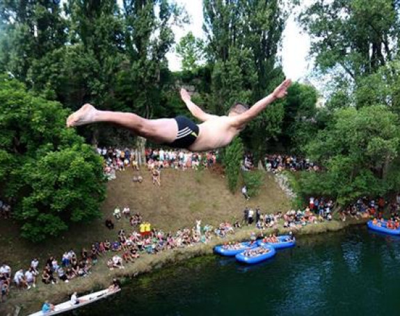 Skokovima u rijeku Vrbas počelo "Banjalučko ljeto"