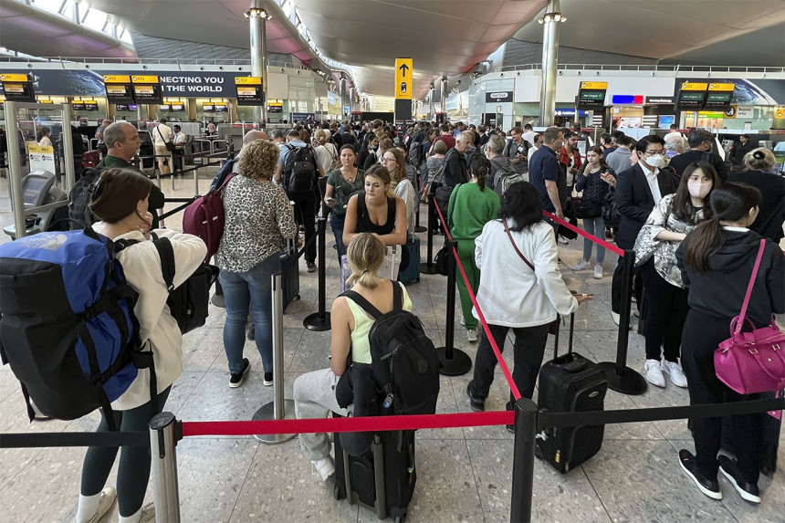 Хаос на Хитроу, отказани летови око 10.000 путника