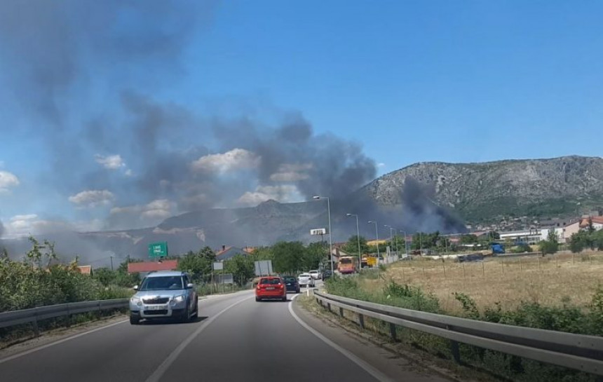 Код Мостара избио велики пожар, пријети објектима