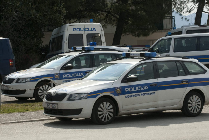 Dijete zaključano u automobilu spasila policija