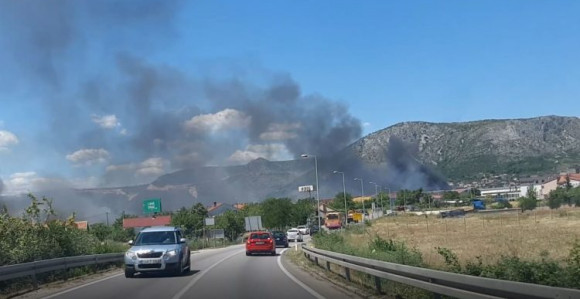 Kod Mostara izbio veliki požar, prijeti objektima