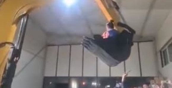 Samo na Balkanu: Pjevačica u kašiki bagera pjeva