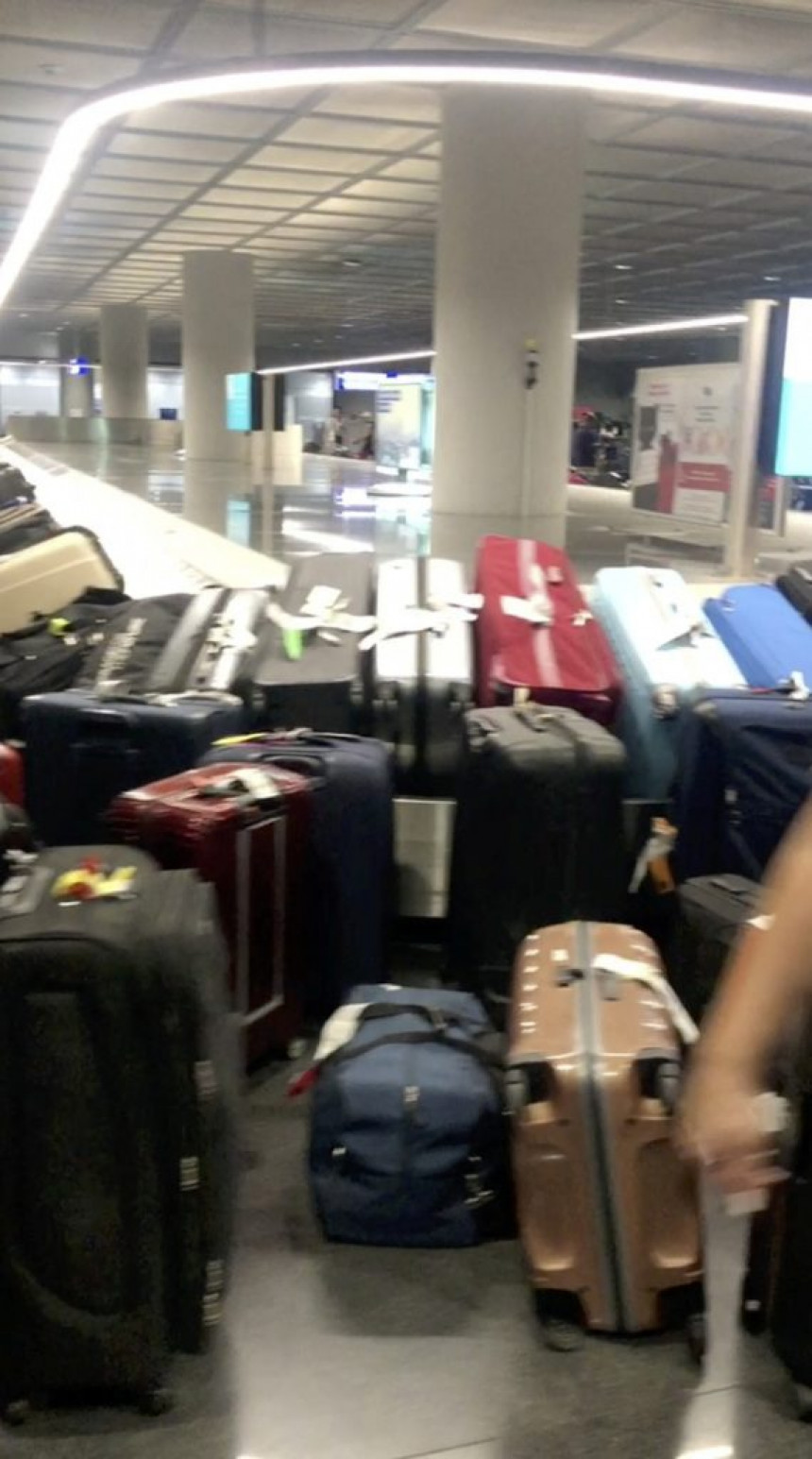 Aerodromi gomilaju kofere, nema ko da ih isporuči