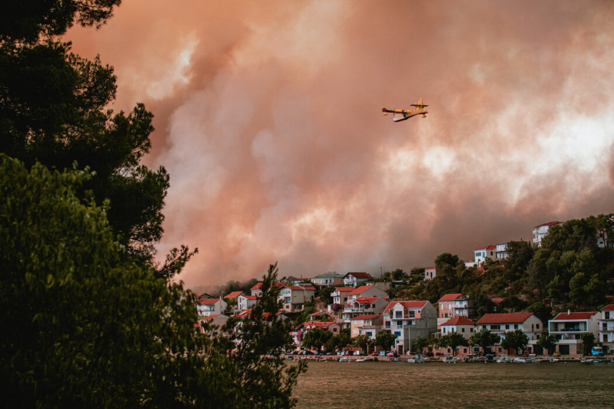 Požar na području Šibenika se širi, počela evakuacija