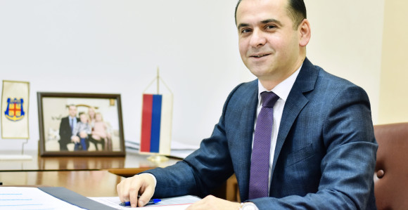Писмо министарки: Прекините са уцјенама младих да узму чланску карту СНСД или УС