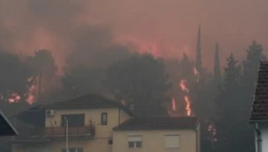 Активан пожар у околини Шибеника, изгорјело 20 кућа