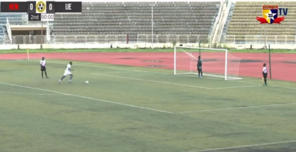 Nevjerovatno: Iz penala pogodio aut (VIDEO)