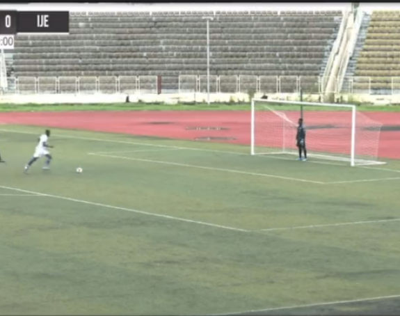 Nevjerovatno: Iz penala pogodio aut (VIDEO)