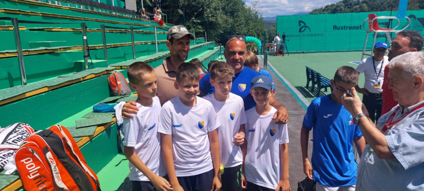 Новак Ђоковић и на кампу младих тенисера у Добоју
