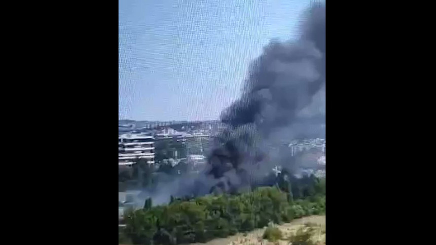 Požar u fabrici IMT lokalizovan, dogašivanje u toku