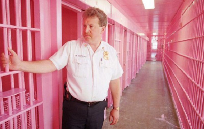 U svetu zatvorske ćelije boje u pink (ružičastu) boju!
