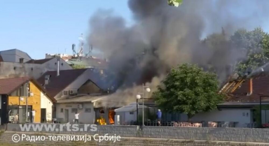 Локализован пожар у центру Ваљева, уништени локали
