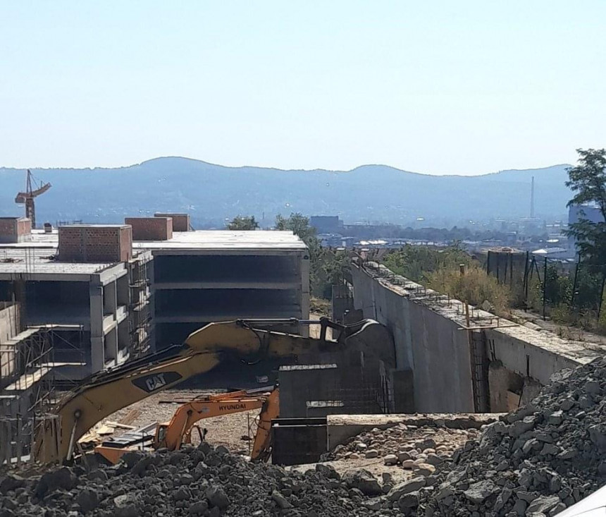 Uznemirujuća fotografija s mjesta izgradnje garaže UKC-a