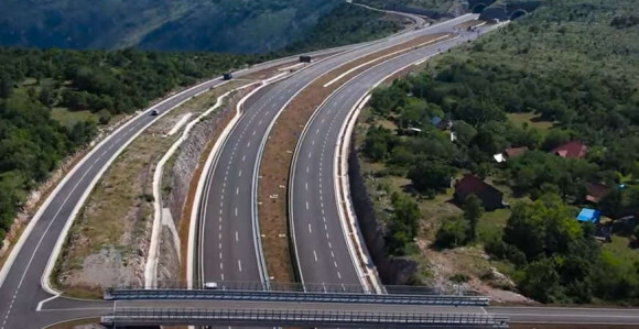 Dogodovštine na auto-putu: Vozio kauč, pa odspavao