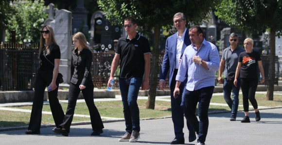 Vučić sa ćerkom i sinom na pomenu Кseniji Vučić