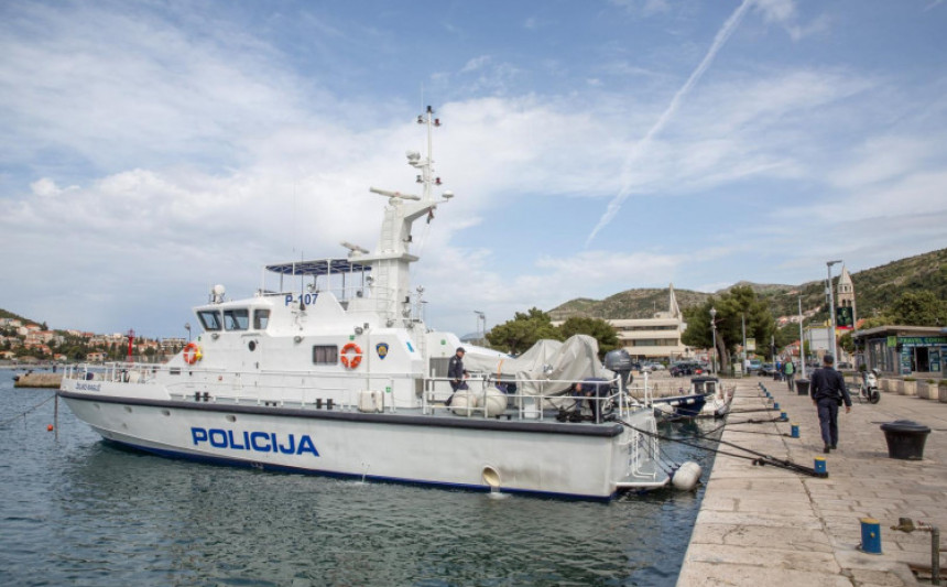 Сплит: Туристички брод ударио у обалу и потонуо