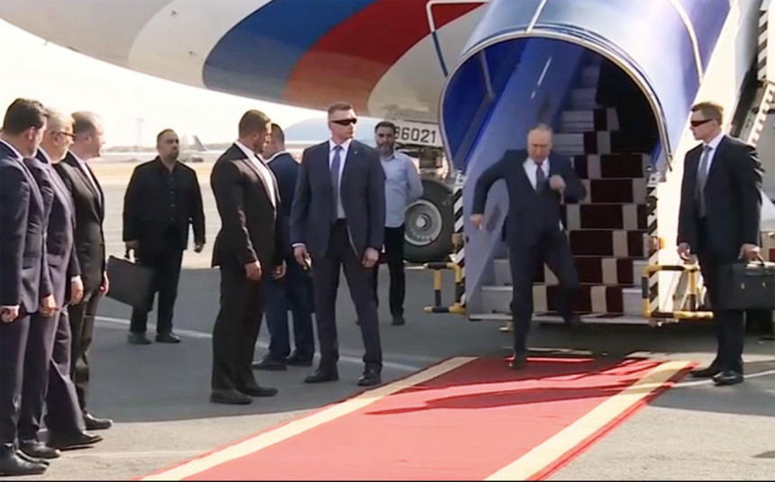 Путин шепа низ степенице укочених руку (видео)