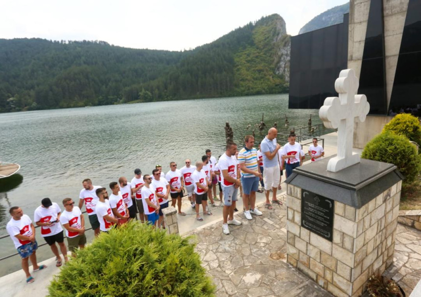 Selak i Skoko sa mladima na mjestu stradanja Srba