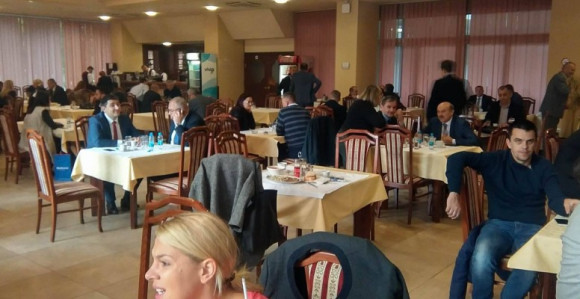 Evo za koga nema krize, jedu i piju po niskim cijenama