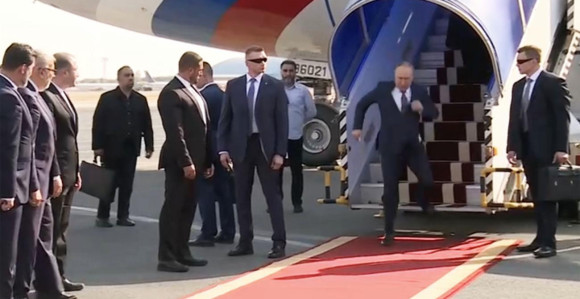 Putin šepa niz stepenice ukočenih ruku (video)