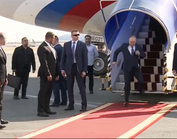 Putin šepa niz stepenice ukočenih ruku (video)