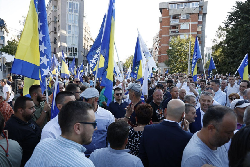 Protest ispred OHR-a, oko zgrade bodljikava ograda