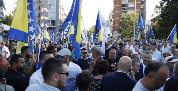 Protest ispred OHR-a, oko zgrade bodljikava ograda