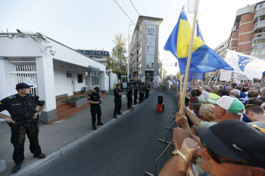 Sukob policije i demonstranta pred OHR-om (VIDEO)